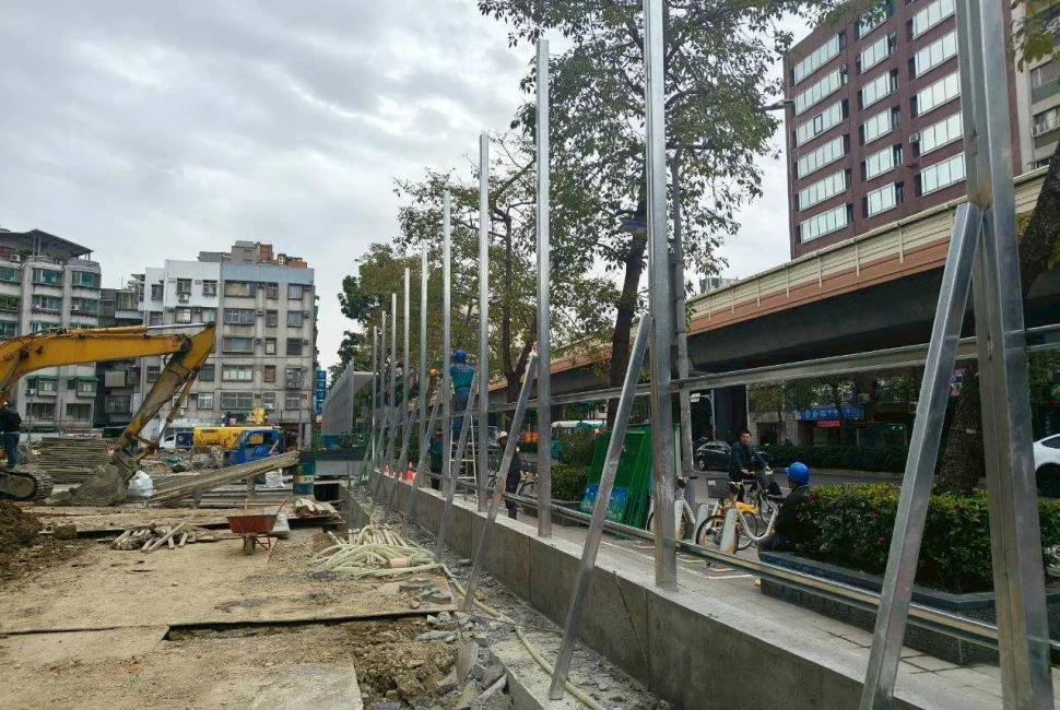 東側導溝施作及澆置-3